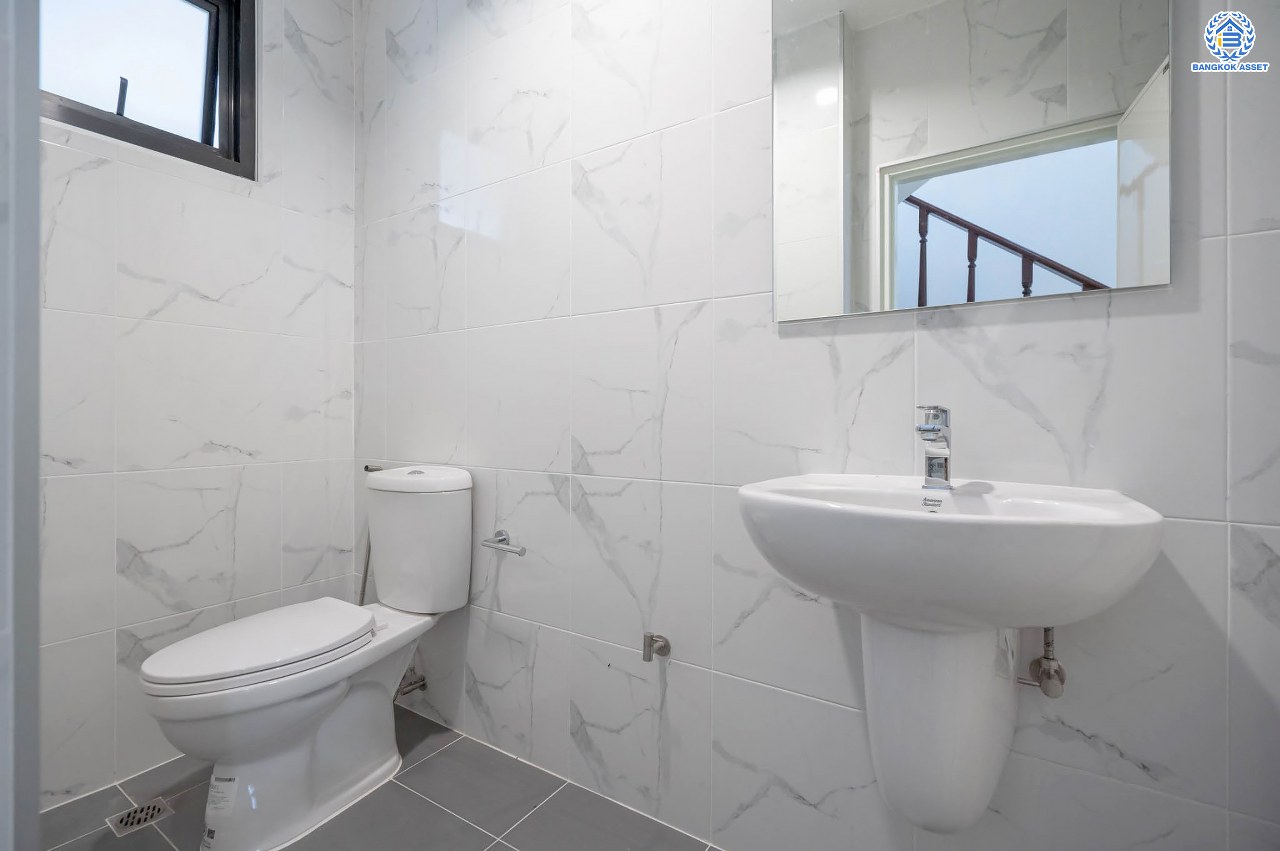 บ้านมือสองตกแต่งใหม่ โครงการ กฤษดานคร18 พุทธมณฑลสาย3 เนื้อที่ 80 ตร.ว. บนพื้นที่ใช้สอยมากถึง 272.57 ตร.ม. อีกระดับของฟังก์ชัน 4 ห้องนอน 3 ห้องน้ำ จอดรถได้ 2 คัน บรรยากาศสุด Private บนทำเลศักยภาพเชื่อมต่อหลายเส้นทาง ใกล้เซ็นทรัลปิ่นเกล้า ม.มหิดล และทางด่วน "ศรีรัช"